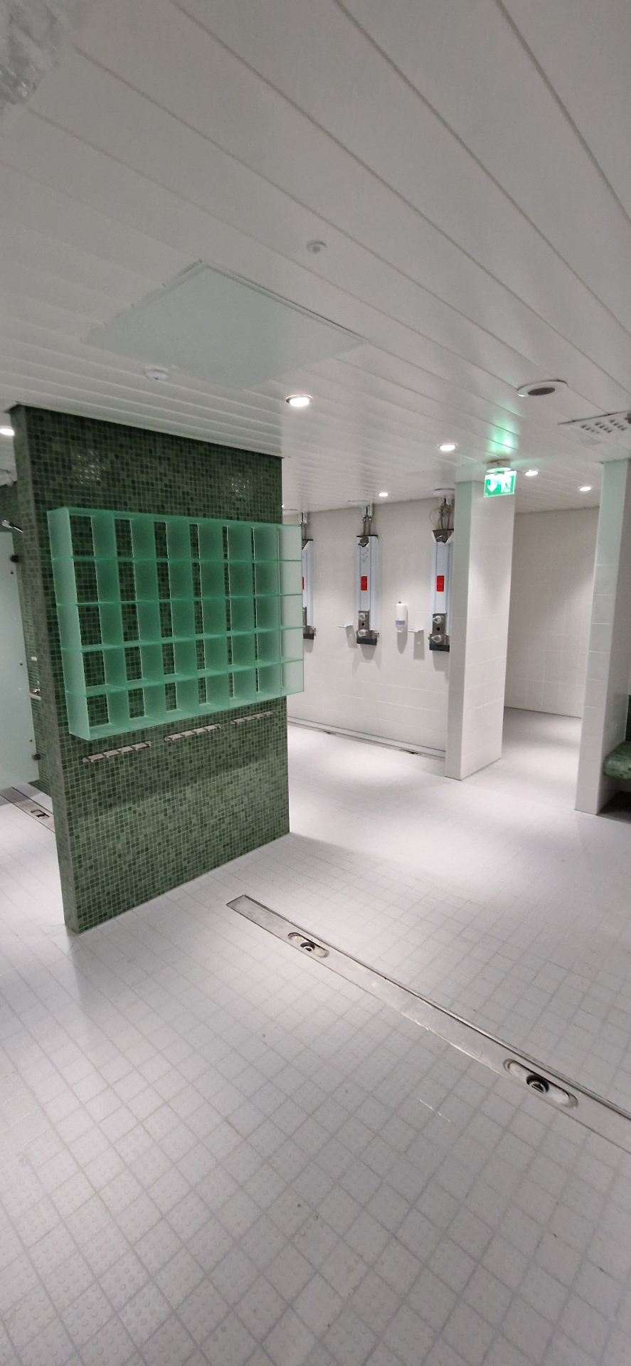 Iisalmen uimahalli, pesutilat ja akustiikkakatot